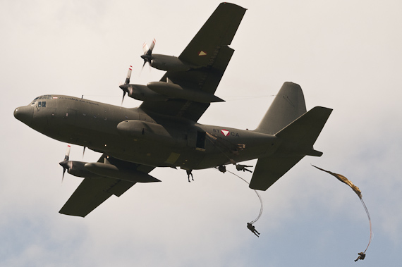 Das Bundesheer setzte aus ihren Hercules Fallschirmspringer ab - Foto: Markus Dobrozemsky