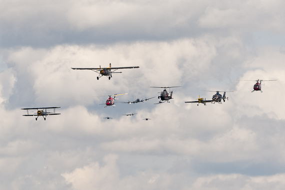 Formationsflug der Flying Bulls - Foto: Markus Dobrozemsky