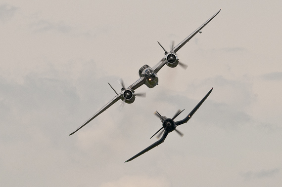 Eine Szene wie 1944 im Südpazifik: B-25 Mitchell und F4U-4 Corsair im Formationsflug - Foto: Markus Dobrozemsky