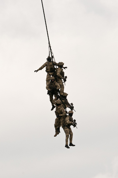 Sechs Soldaten des Bundesheeres werden mittels Seil von einem Helikopter abtransportiert - Foto: Markus Dobrozemsky