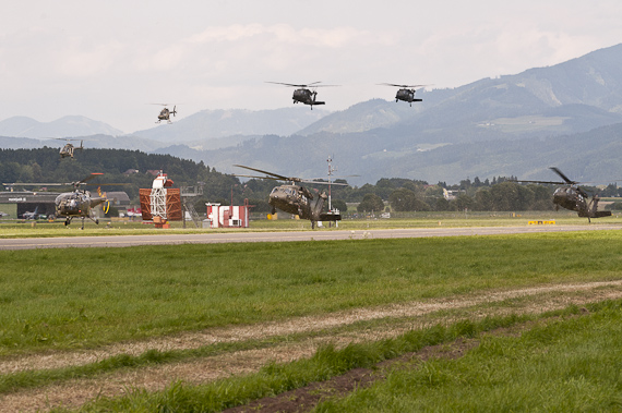 Mit Blackhawk-Hubschraubern demonstrierte das Bundesheer eine Luftlandeübung - Foto: Markus Dobrozemsky