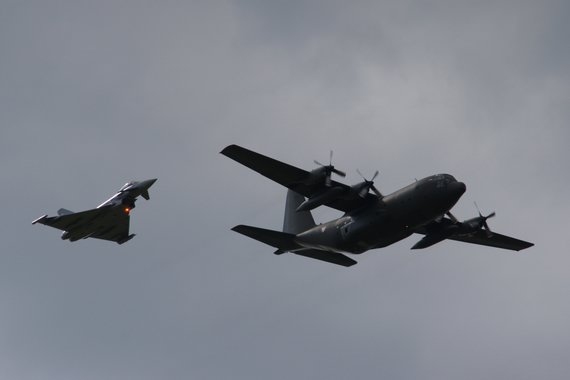 C-130 Hercules und Eurofighter des Bundesheeres im Flug - Foto: Anton Wildberger