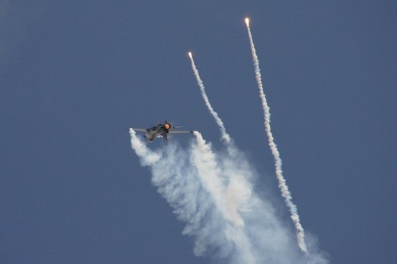 Abschuss so genannter "Flares"; diese Hitzekörper sollen gegnerische Rakten in die Irre führen und so das eigene Flugzeug vor dem Abschuss bewahren - Foto: Anton Wildberger