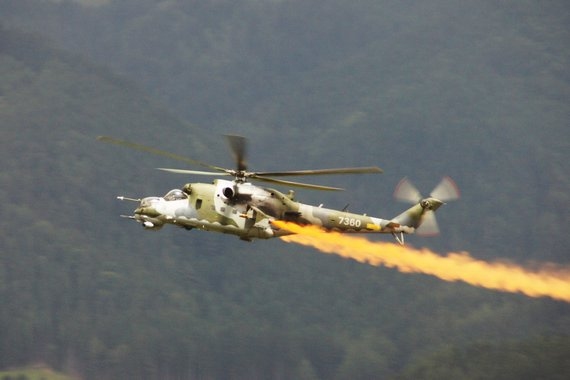 Mil Mi 24 "Hind" (deutsch "Hirschkuh") der tschechischen Armee im Flug; dieser Mitte der 1960er Jahre von der Sowjetunion entwickelte schwere Kampfhubschrauber war in nahezu allen Ländern des ehemaligen Ostblocks im Einsatz; er kann bis zu 8 bewaffnete S