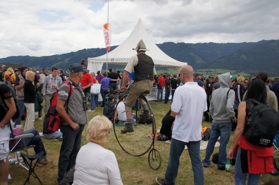 Ein "Steirerbua" bahnt sich seinen Weg auf einem traditionellen Hochrad durch die Menschenmassen - Foto: Anton Wildberger