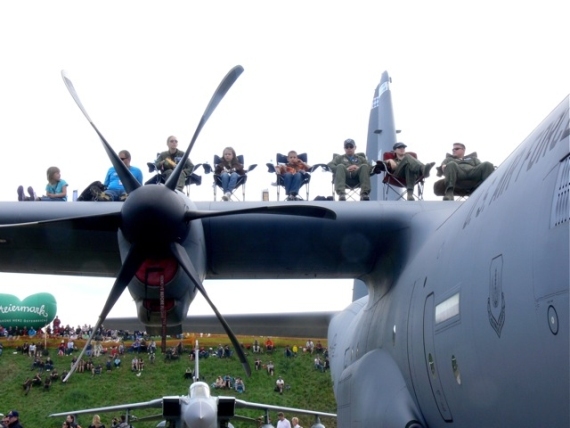 US-amerikanischer Pragmatismus: die Besatzung nimmt mit Freunden und Familien einfach auf der Tragfläche ihrer C-130 Hercules Platz - Foto: Franz Zussner