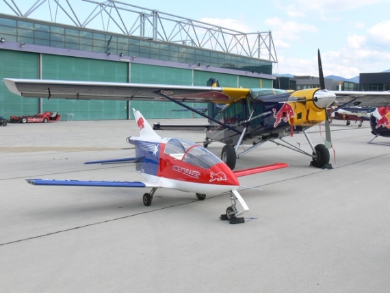 Der kleineste Jet der Welt, der BD-5J, kam schon in einem James Bond Film zum Einsatz; jetzt pilotiert ihn der legendäre Hannes Arch für die Flying Bulls - Foto: Franz Zussner