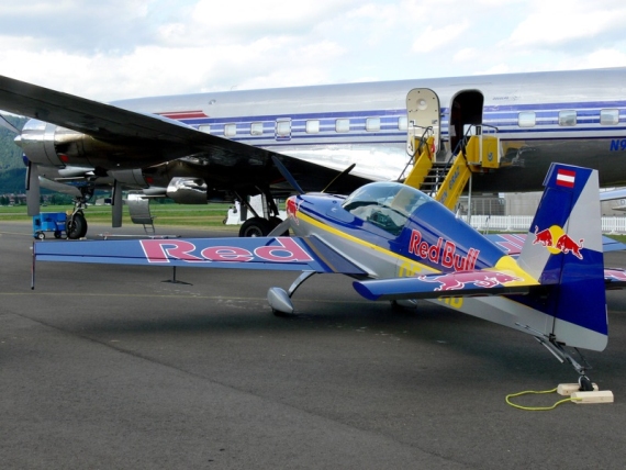 Die Edge 540 von Hannes Arch, im Hintergrund die DC-6B der Flying Bulls - Foto: Franz Zussner