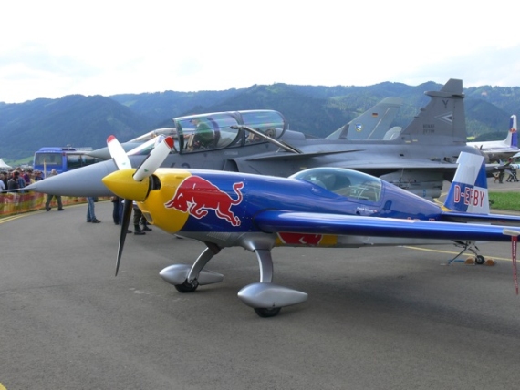 Hochleistungskunstflugzeug Extra 300 von Patrick Strasser, im Hintergrund ein Saab Gripen Doppelsitzer der schwedischen Luftstreitkräfte - Foto: Franz Zussner