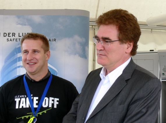 Markus Pohanka (Unternehmenssprecher) und Heinz Sommerbauer (Direktor) am Informationsstand der Austro Control - Foto: Franz Zussner