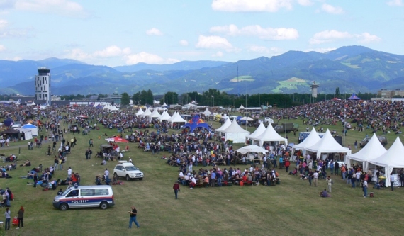 Nahezu 300.000 Menschen strömten am Freitag und Samstag zur diesjährigen Airpower - Foto: Franz Zussner