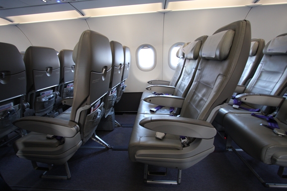 Sitzabstand, der auch großen Menschen einen komfortablen Flug ermöglicht