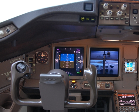 Der Monitor (rechts im Bild) liefert den Piloten auf Wunsch ergänzende Außenaufnahmen ihrer Maschine
