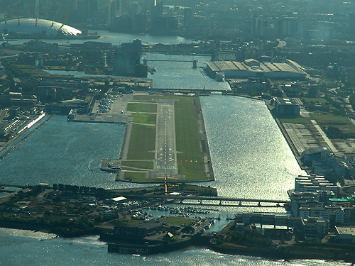 Der London City Airport ist für seinen komplexen und spektakulären Landeanflug bekannt; nur Piloten, die ein spezielles Training absolviert haben, dürfen hier landen - Foto: P. Radosta / Austrian Wings