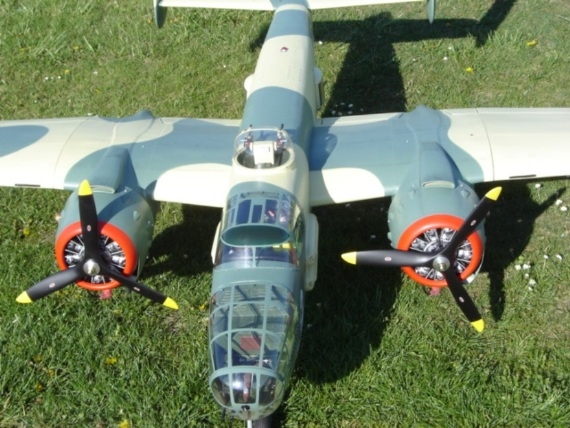 Zweimotoriges Modell einer B 25 Mitchell Zweimotoriges Modell einer B 25 Mitchell