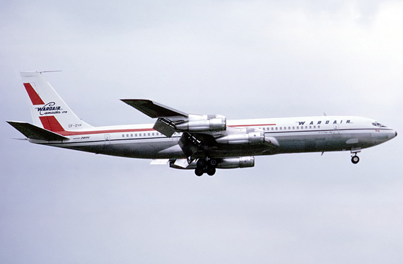 Die spätere OE-IDA, eine Boeing 707-396C, wurde im März 1969 als CF-ZYP an die kanadische Wardair ausgeliefert; ab Sommer 1979 flog die Maschine für Montana Austria; unser Bild zeigt die Maschine noch im Einsatz für Wardair bei der Landung in London G