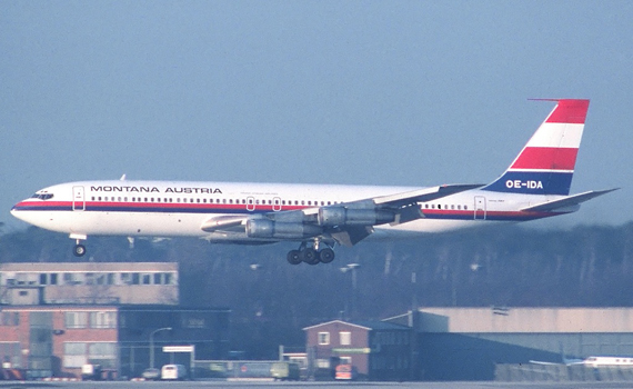 Im Jahr 1980 flog auch die OE-IDA für Ariana Afghan Airlines, hier aufgenommen bei der Landung in Frankfurt; die Sticker mit dem Schriftzug "Ariana Afghan Airlines" sind über den Notausstiegen bei den Tragflächen angebracht - Fotos: Wolfgang Mendorf