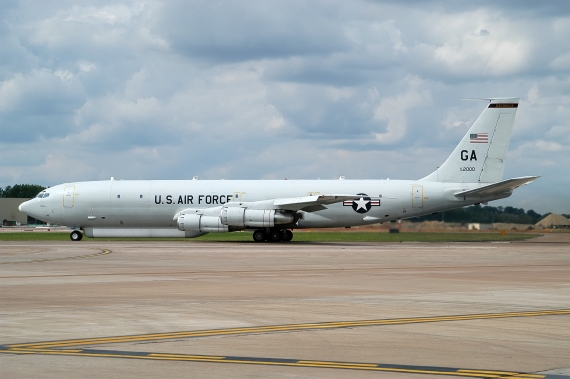 17 ehemalige Boeing 707 / C-137 wurden zu E-8 Joint Stars umgerüstet und dienen als fliegendes Kommando- und Kontrollzentrum; eine dieser Maschinen ist die ehemalige OE-IDA von Montana Austria, die hier im Jahr 2004 im britischen Fairford abgelichtet wur