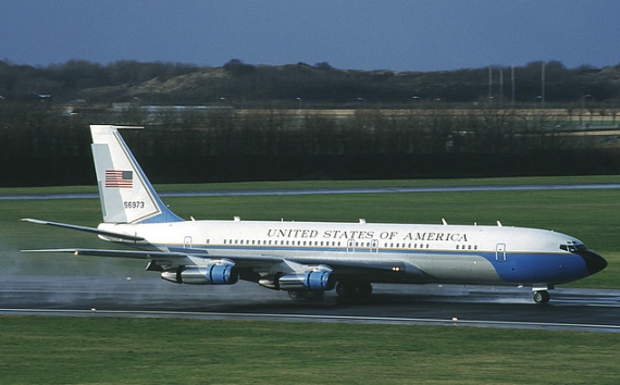 Am 7. Februar landete die ehemalige OE-IDA als C-137C der US-Streitkräfte mit Hillary Clinton an Bord bei heftigem Seitenwind in Leiden - Valkenburg; man beachte das ausgeschlagene Seitenruder und die Schubumkehr - Foto: Joris Termorshuizen