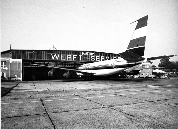"Hangar 1 Werft Service": In diesem ehemaligen Luftwaffenhangar, der später als General Aviation Center genutzt wurde, wartete Montana ihre 707 - Foto: Sammlung Gerhard Gruber