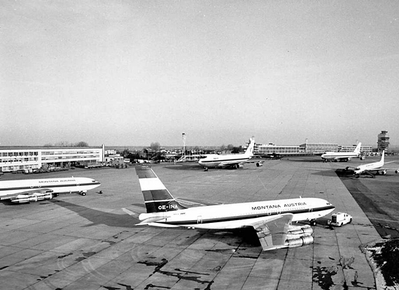 Eine Aufnahme vom Vorfeld des Wiener Flughafens aus dem Jahr 1980: zwei Boeing 707 von Montana Austria (links und mittig), zwei Boeing 747 von Iran Air sowie eine DC-8 - Foto: Sammlung Gerhard Gruber