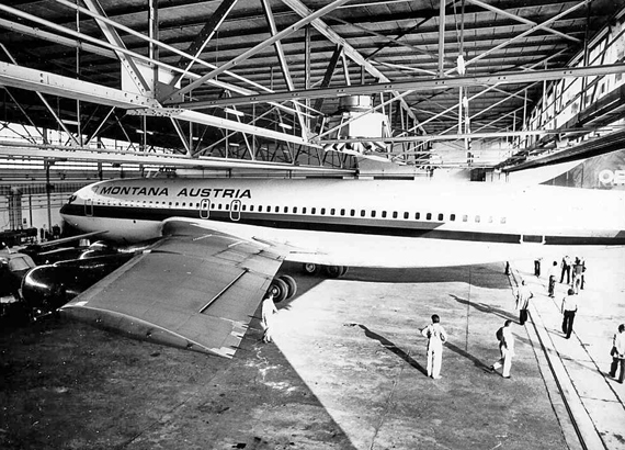Die 707 passte aufgrund der Höhe ihres Seitenleitwerks nicht vollständig in den Hangar - Foto: Sammlung Gerhard Gruber