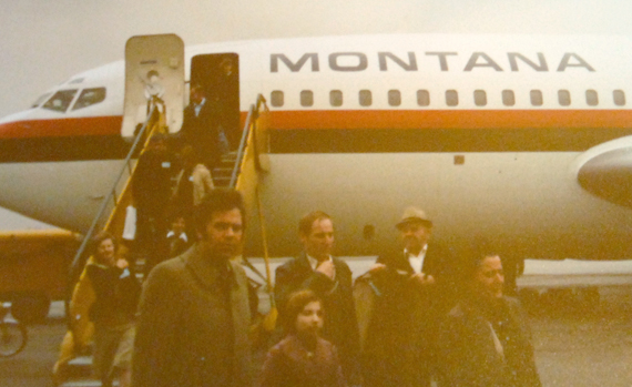 Passagiere beim Verlassen einer der beiden Boeing 707-138B von Montana - Foto: Hans Löffler