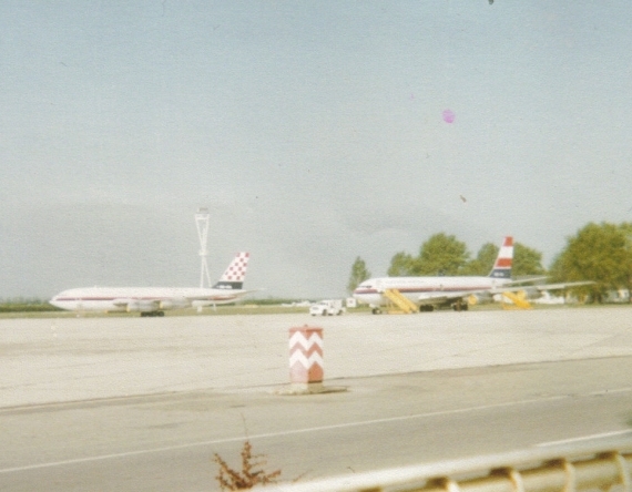 Seltene Aufnahme aus Wien: Rechts die Boeing 707-396C, OE-IDA, links die Boeing 707-138B, OE-IRA, von Montana Austria - Foto: Manfred Klimes