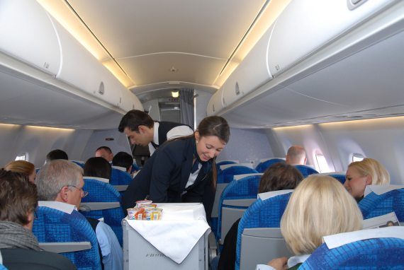 Obwohl für maximal 76 Passagiere nur zwei Flugbegleiter vorgeschrieben wären, besteht die reguläre Kabinenbesatzung bei People's aus drei Flugbegleitern