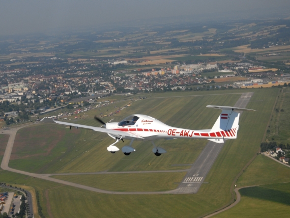 Flugzeug über dem Flugplatz Wels (Symbolbild) - Foto: Austrian Wings Media Crew