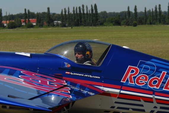Hannes Arch im Cockpit - Foto: P. Radosta