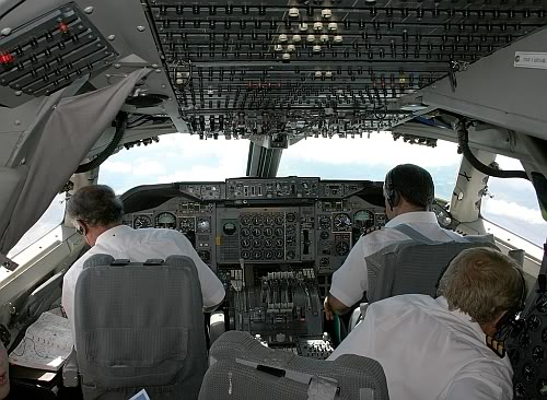 Im offenen Cockpit z.B. über Aachen und die Eifel (60 min). • Wingly