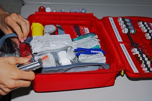 Die medizinische Notfallausrüstung an Bord von Austrian Airlines Flugzeugen entspricht höchsten Standards - Foto: Schneider