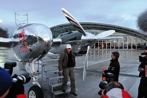 Sigi Angerer bei seiner Ankunft mit der P 38 Lightning in Salzburg - Foto: M. A.