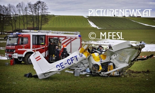 Einsatzkräfte konnten nur noch den Tod der beiden Piloten feststellen - Foto: M. Fesl / Picturenews.at