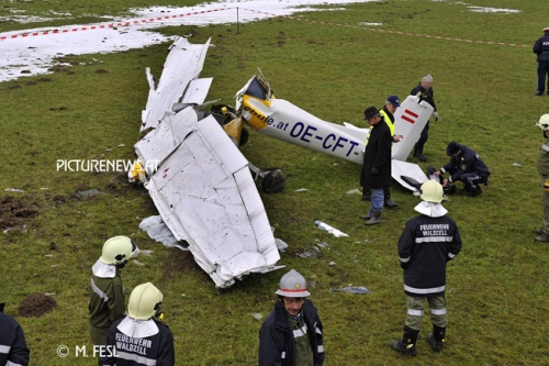 Einsatzkräfte sichern die Unfallstelle - Foto: M. Fesl/ Picturenews.at