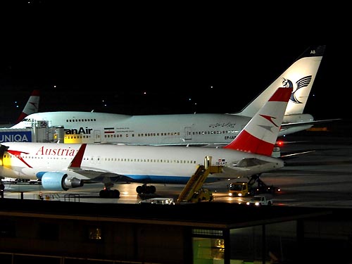 Äußerst seltener Anblick: Boeing 747SP an der Fluggastbrücke in Wien - Foto: P. Radosta / Austrian Wings (für eine größere Darstellung klicken Sie bitte auf das Bild)